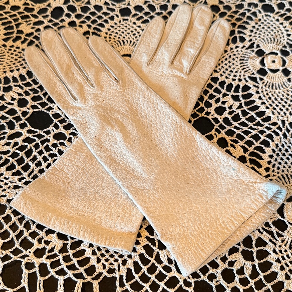 Superb Vintage Ivory Pigskin Leather Gloves